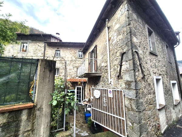 House in Minucciano - view 1
