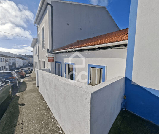 Villa in Angra do Heroismo - view 1