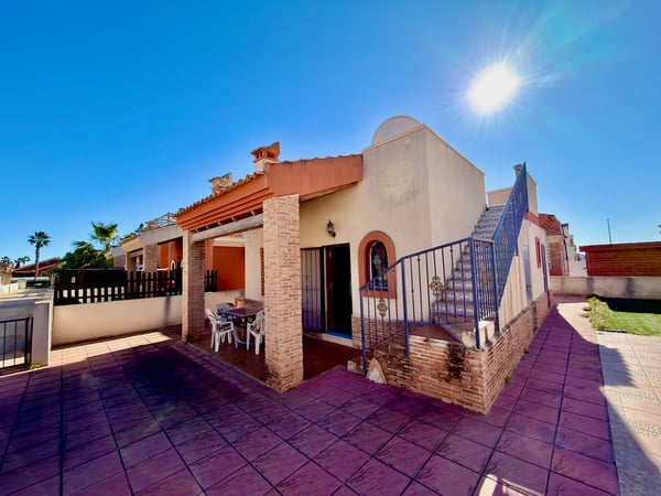 Villa in Urbanizacion El Raso - view 1