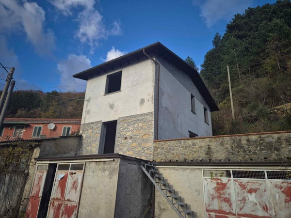 House in Minucciano - view 1