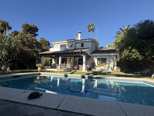 Villa in Sitio de Calahonda - view 1