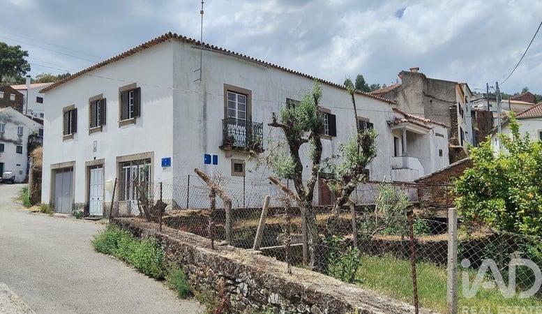 House in Alvares - view 1