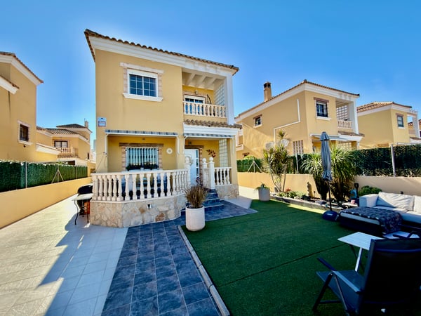 Villa in Urbanizacion El Raso - view 1