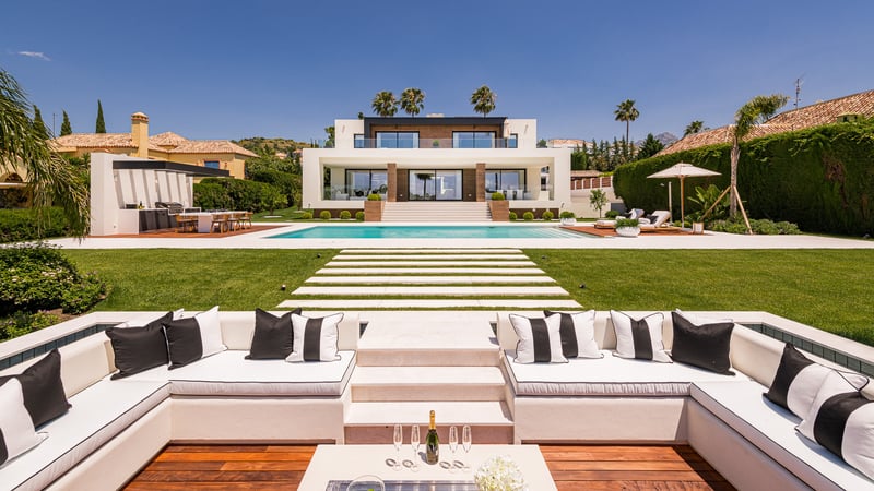 Villa in Nueva Andalucia - view 1