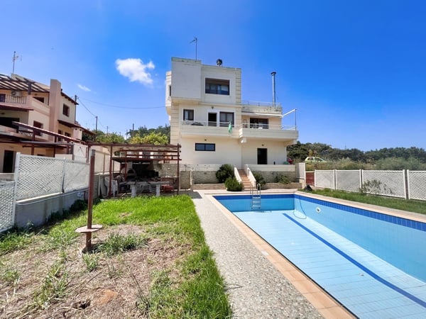 Villa in Kounoupidiana - view 1