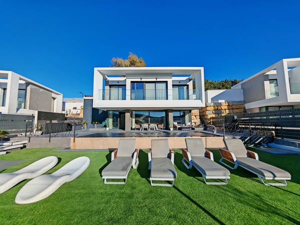 Villa in Estepona - view 1