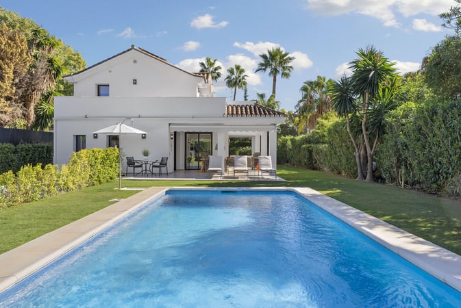 Villa in Nueva Andalucia - view 1