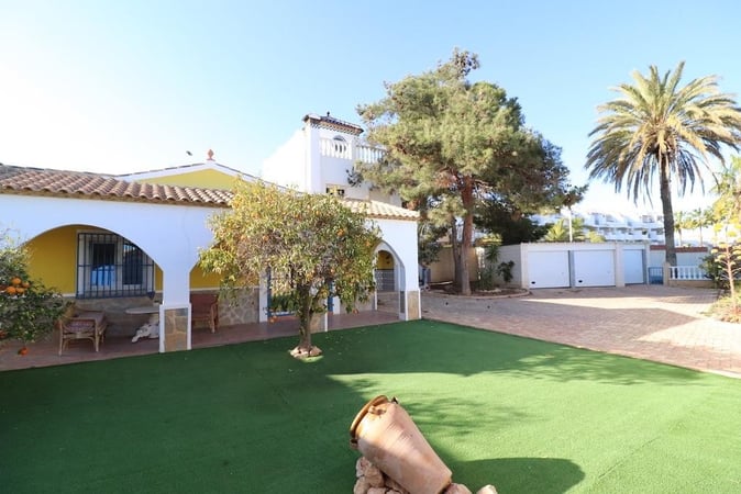 Villa in Villamartin - view 1