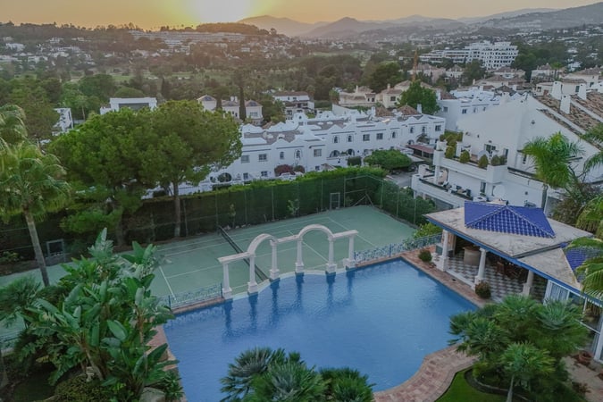 Villa in Nueva Andalucia - view 1