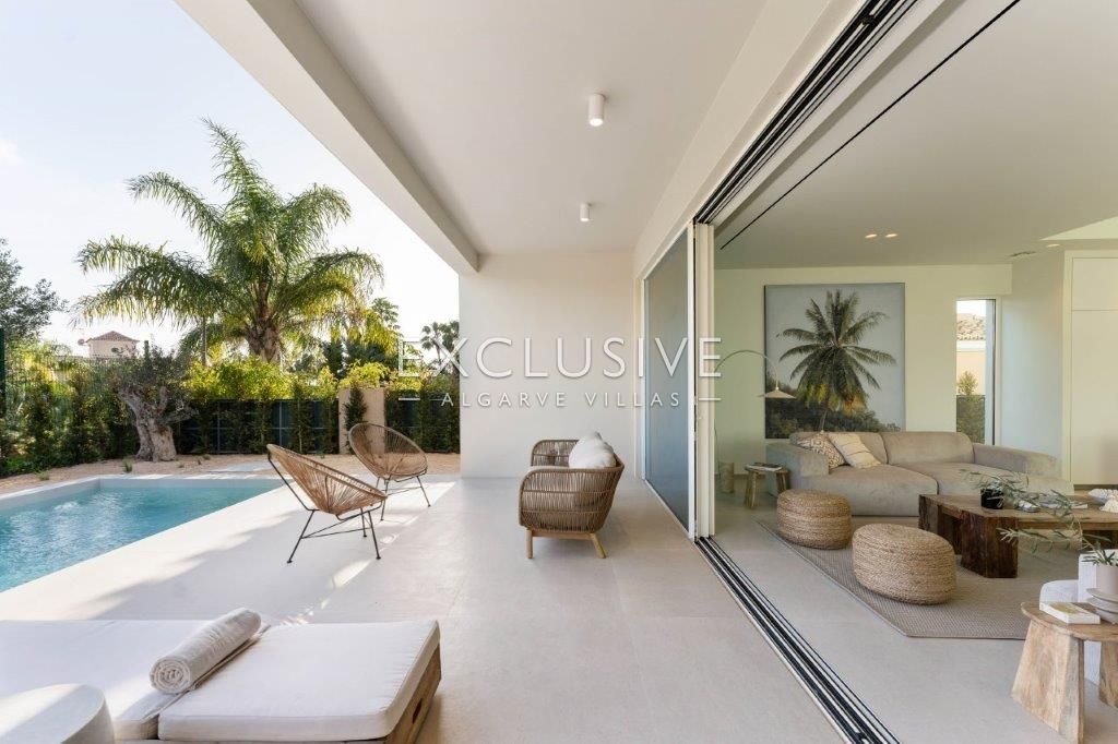 Villa in Santa Barbara de Nexe - Image 4