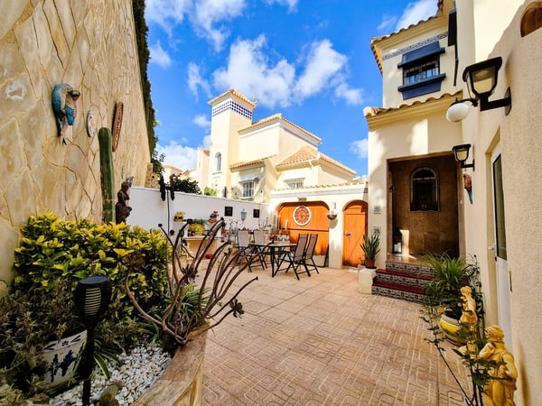 Villa in Villamartin - view 1