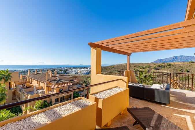 Apartment in Benahavis - view 1