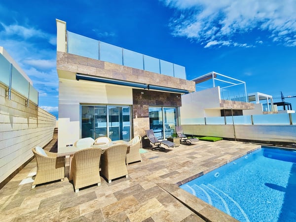 Villa in Villamartin - view 1