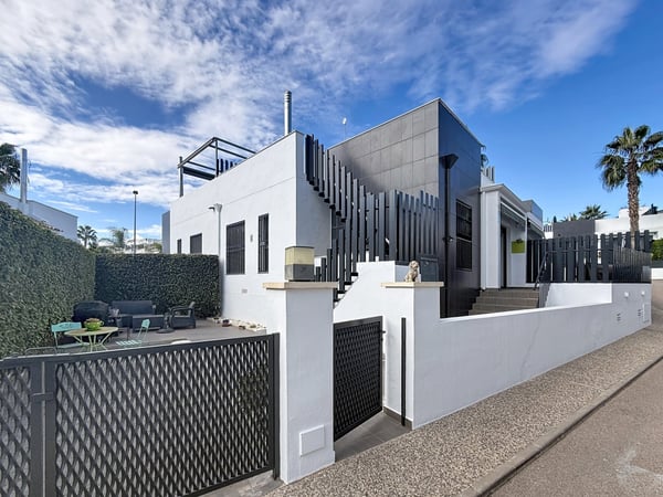 Villa in Villamartin - view 1