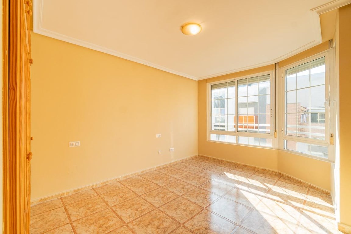 Apartment in Torrevieja - Image 2