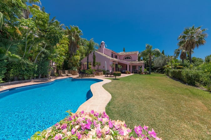 Villa in Benahavis - view 1