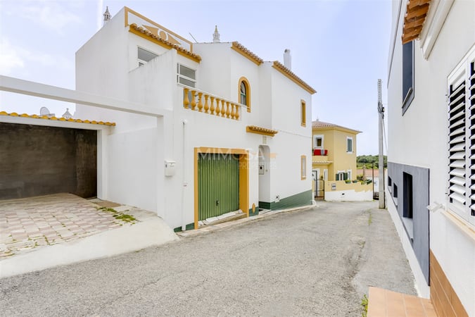 House in Espiche - view 1