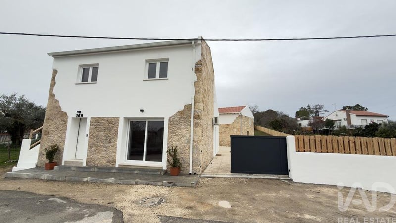 House in Azoia de Cima - view 1