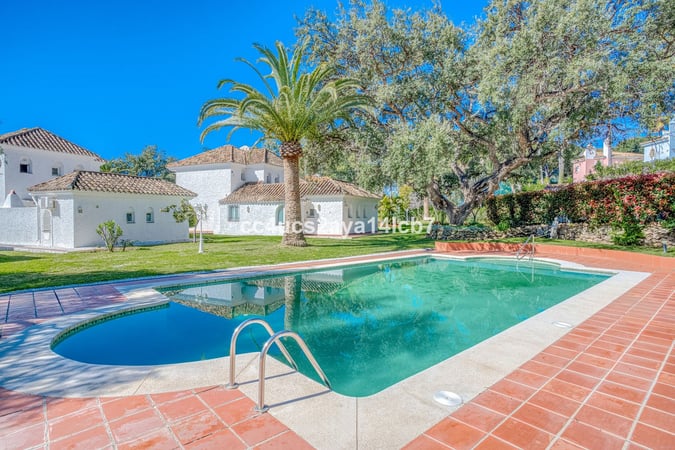 Villa in Sitio de Calahonda - view 1