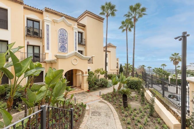 Apartment in Benahavis - view 1