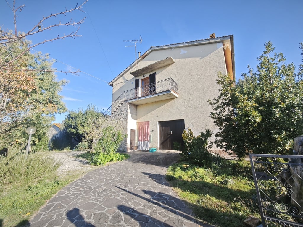 House in Pomarance - Image 3