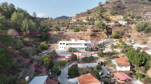 House in Zoopigi - view 1