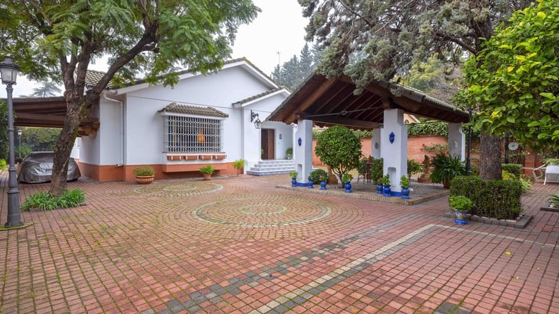 House in Sur - view 1