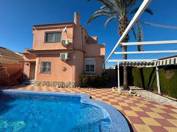 Villa in Mil Palmeras - view 1