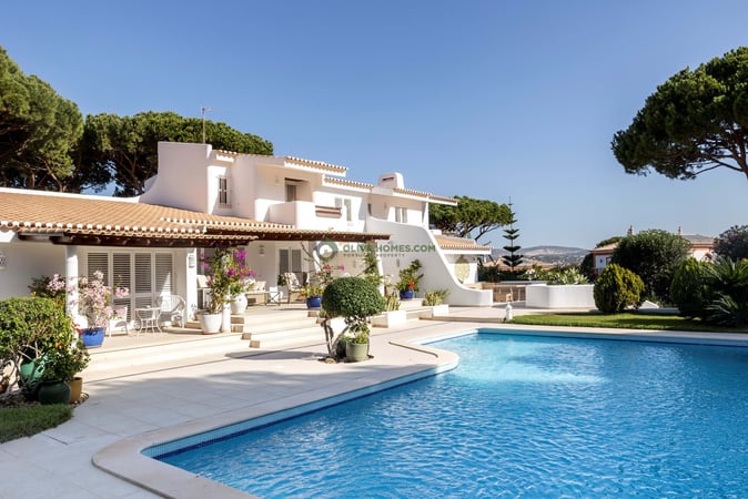 Villa in Olhos de Agua - view 1