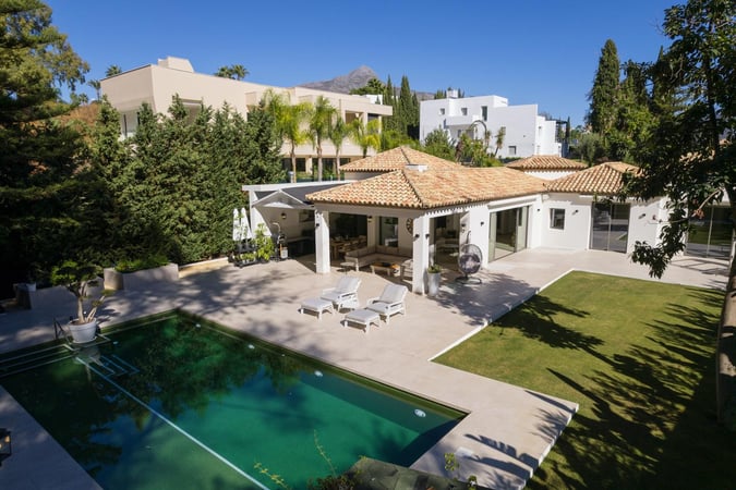 Villa in Nueva Andalucia - view 1