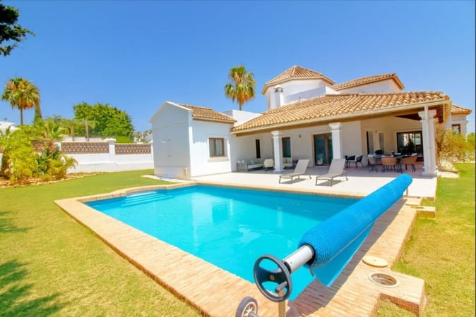 Villa in El Paraiso - view 1