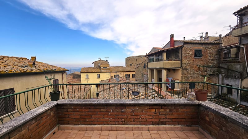 House in Volterra - view 1