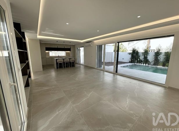 House in Charneca de Caparica - view 1