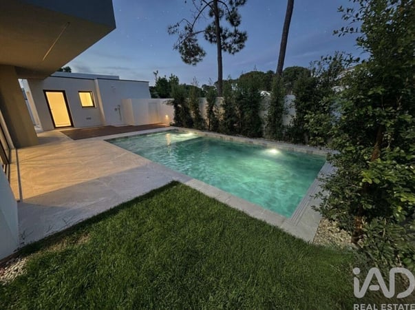 House in Charneca de Caparica - view 1