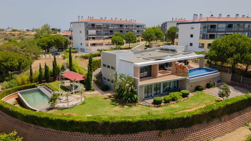 House in Meia Praia - view 1