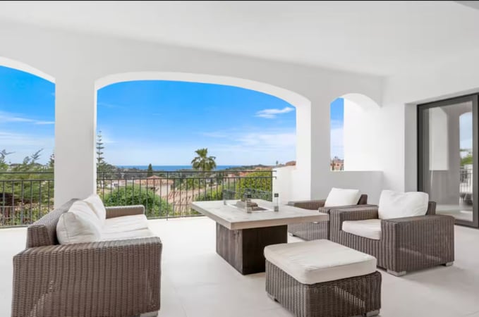 Villa in Benahavis - view 1