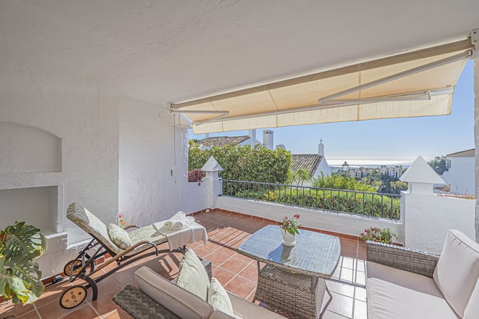 Apartment in Benahavis - view 1