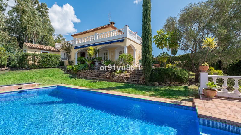 Villa in Benahavis - view 1