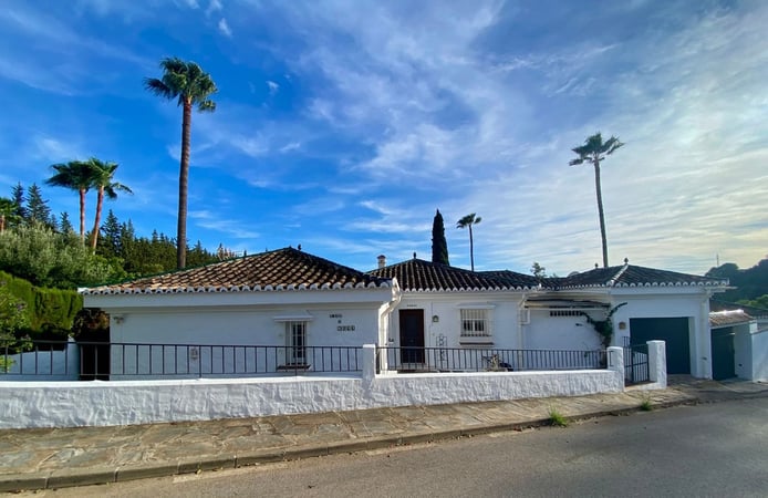 Villa in Estepona - view 1