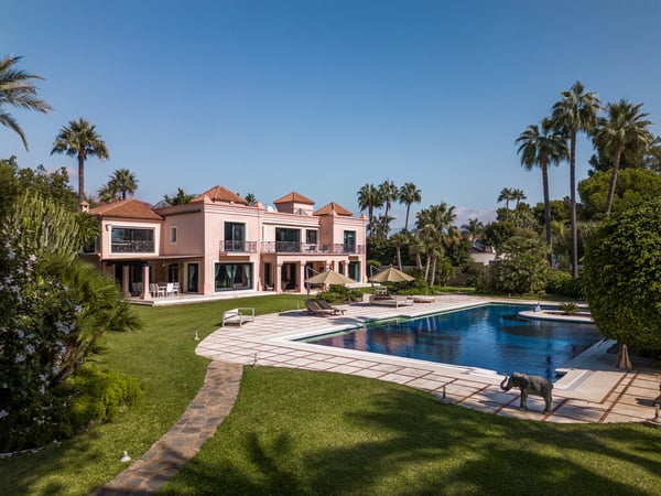 Villa in Estepona - view 1