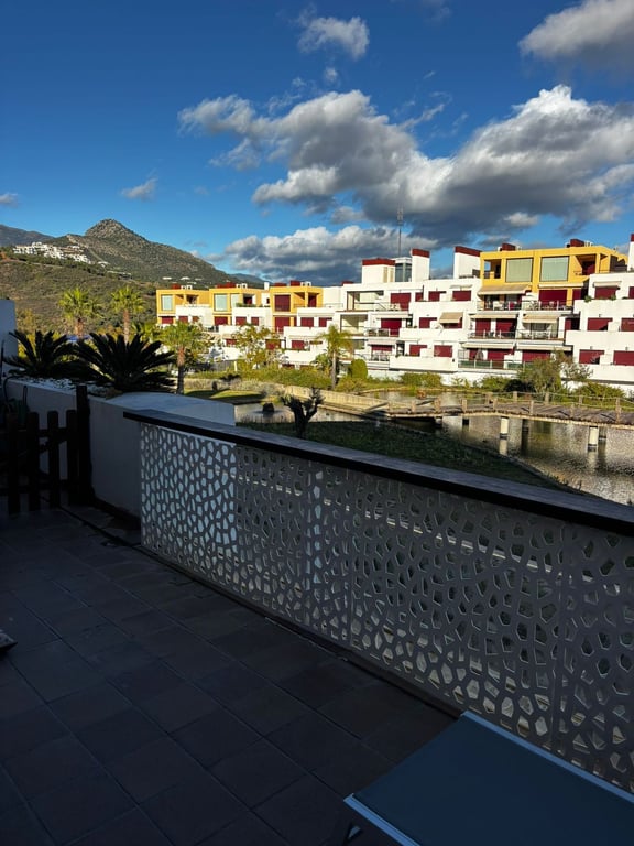 Apartment in Benahavis - Image 2