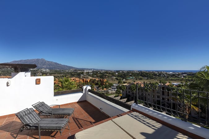 Apartment in Benahavis - view 1