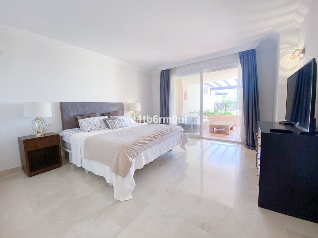 Apartment in Nueva Andalucia - Image 5