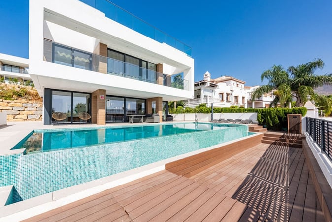 Villa in Estepona - view 1