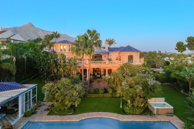 Villa in Nueva Andalucia - view 1