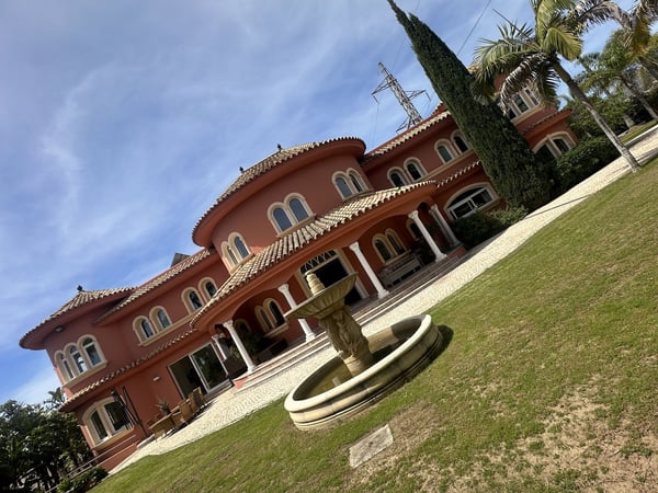 Villa in El Paraiso - view 1