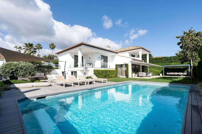 Villa in Nueva Andalucia - view 1