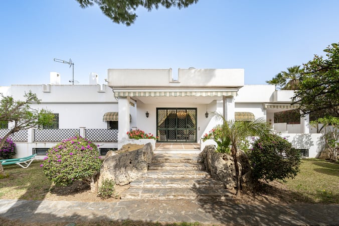 Villa in Malaga - view 1