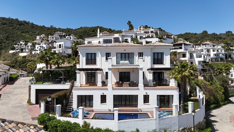 Villa in Benahavis - view 1