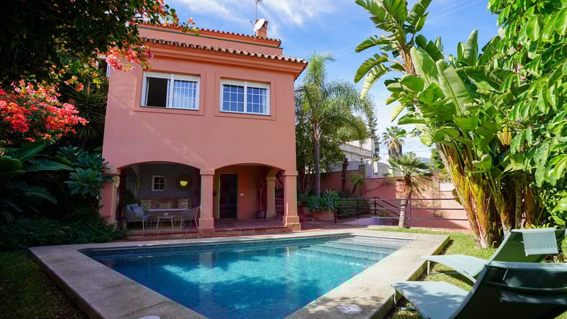 Villa in Nueva Andalucia - view 1